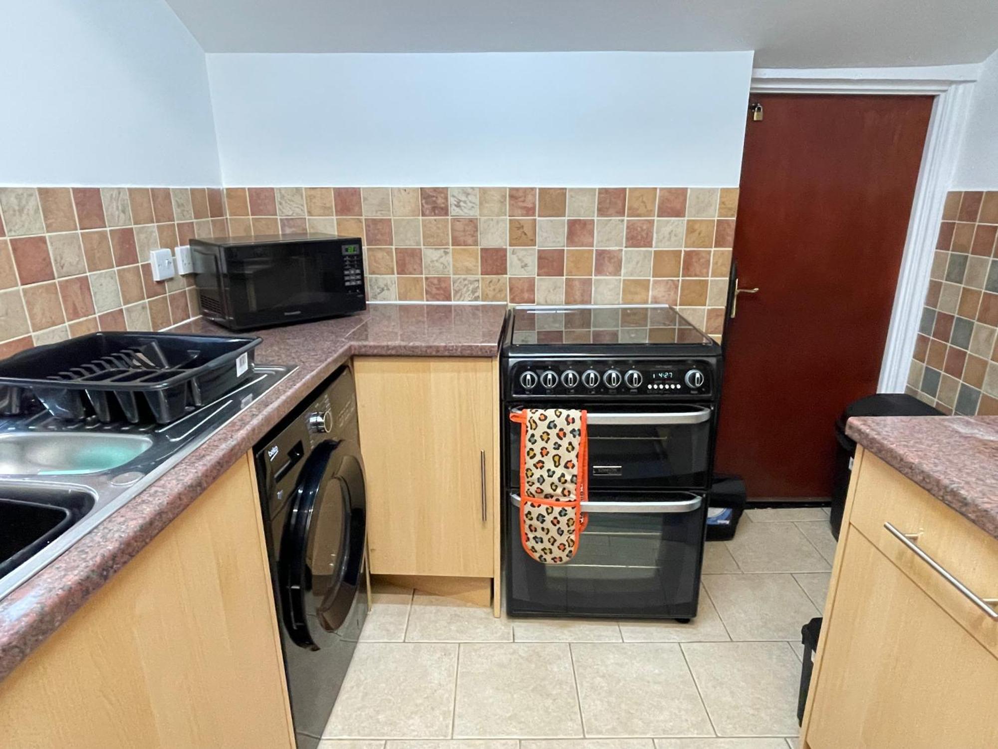 Beanies Lornestreet Four Bed House Swindon Exterior foto